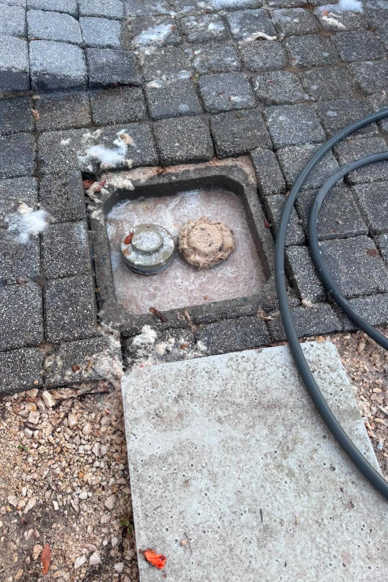 Débouchage d'une canalisation à Cuers depuis le siphon disconnect jusqu'au tabouret